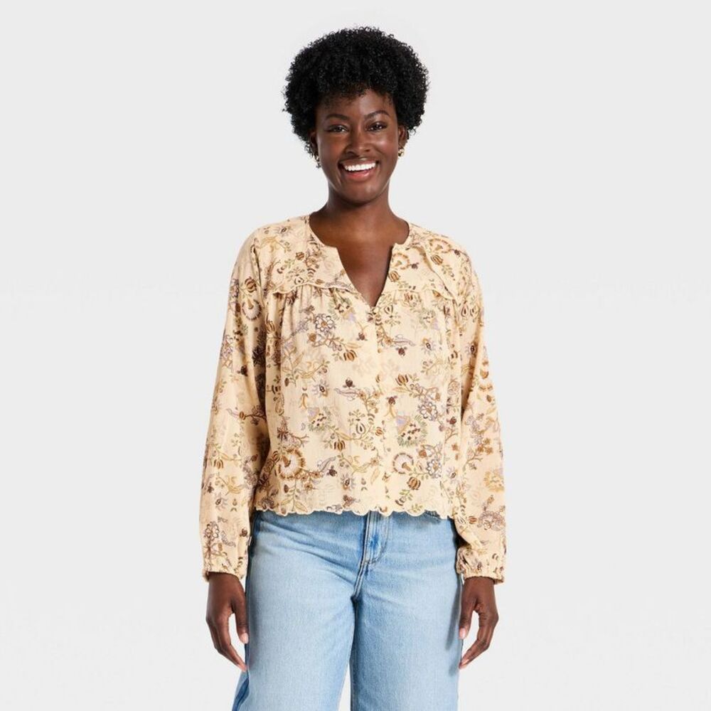 Women's Long Sleeve Scalloped V-Neck Button-Up Blouse - Cream Floral XS
